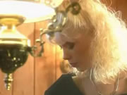 सुनहरे बालों वाली सुंदरता और आदमी यौन सुख का आनंद लेते हैं